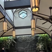 自然光が差し込む素敵なチャペル