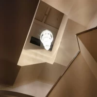 会場吹き抜けのシャンデリア