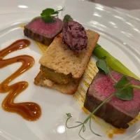 黒毛和牛内腿肉ロティなどお肉プレート