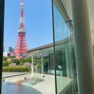 目の前に見える東京タワーと芝公園。