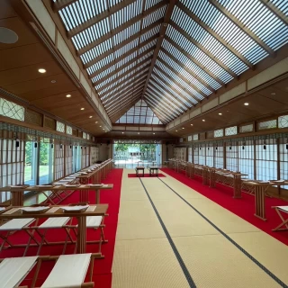 自然光の入り開放感のある神殿