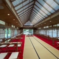 自然光の入り開放感のある神殿