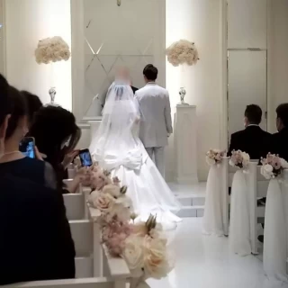 チャペルのバージンロード側のお花も素敵
