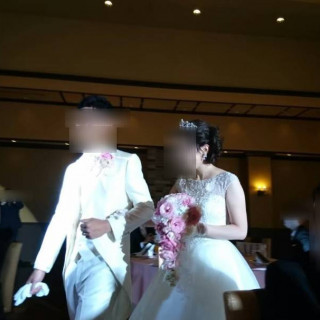 花嫁のドレスが映えるライト