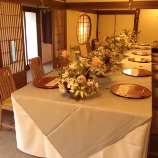 【傘の間】縁側からの日差しが明るく、素敵な会場です。