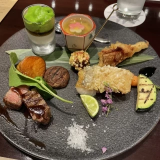 試食プレート。茶碗蒸し、黒毛和牛、新玉ねぎのムース