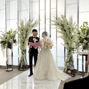 誓約書を一緒に読む様子|662487さんの小さな結婚式 大阪ハービスENT店の写真(1865127)