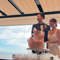 ウェディングケーキは種類がたくさんあり、どれもおしゃれでした