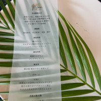 お皿の上にもグリーンを乗せました。