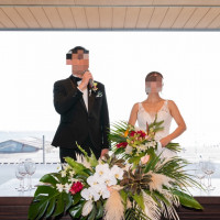 バックは海です