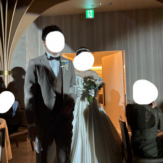 新郎新婦入場　ウエディングドレス