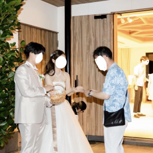 お見送り|662503さんの白の教会/アールイズ・ウエディングの写真(2569342)