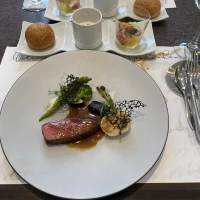 メインの和牛料理