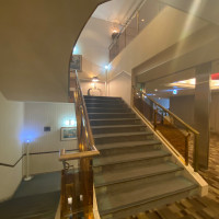 ロビー後階段(左手にエレベーター)