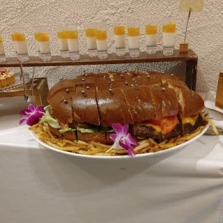 ウェディングドレスケーキの代わりのハンバーガー