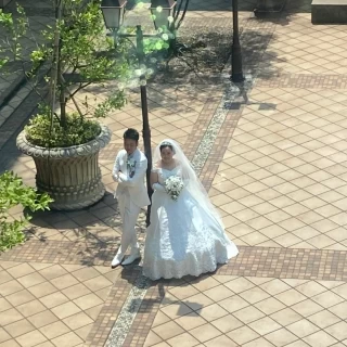 挙式前にガーデンで記念撮影ができる