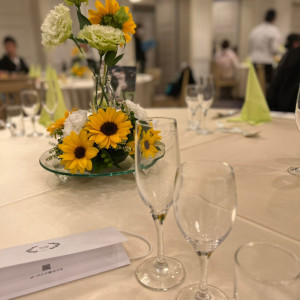 お互いが好きなお花をテーブルの真ん中に装飾|662602さんのオークラ千葉ホテルの写真(1810454)