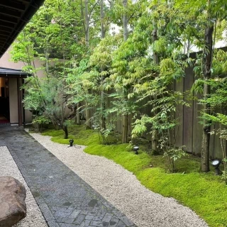 お庭を歩くと雰囲気が出る
雨が降っても素敵