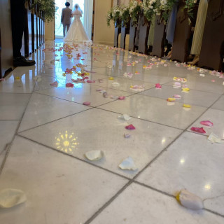 式場内でのフラワーシャワーは床一面に花びらが広がって素敵です
