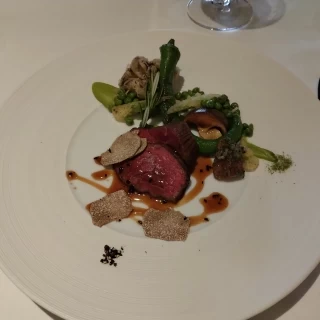 お肉料理です。お肉がとても柔らかく、いろんなソースもあいます