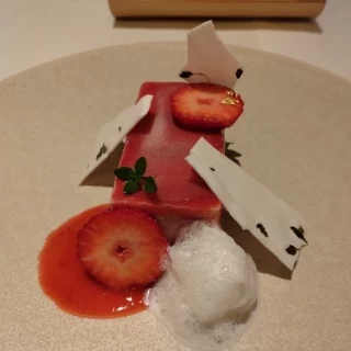 デザートのいちごのアイスケーキです。とても美味しかったです。