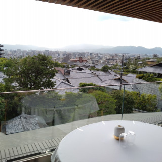 京都の街を一望できるという特権があります。4階の景色が綺麗