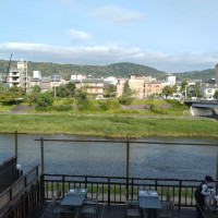 京都の代表的な観光地、鴨川が目の前に広がり、とてもきれい。
