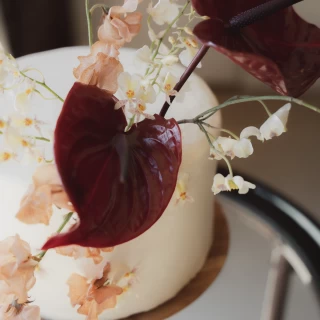 ケーキはシンプルなデザインで