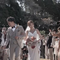 フラワーシャワーはグリーンリーフと白い花びら
