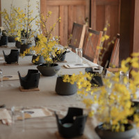 親族披露宴は和の雰囲気で黄色の小花と枝物を！
