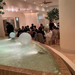 水を基調とした会場