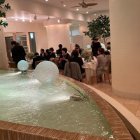 水を基調とした会場