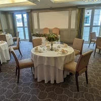 少人数向けの披露宴会場。35名では狭いように感じました。