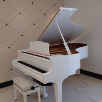 ルミエールにある白いグランドピアノ