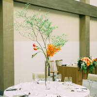 装花は空間を利用し背の高い枝を取り入れナチュラルな雰囲気