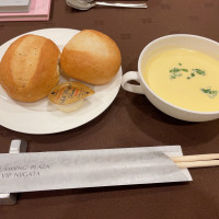 試食のパンとスープ