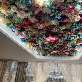 チャペルの天井は低めでとてもお花が綺麗でした