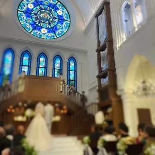 天井がたかく、生歌、パイプオルガンの生演奏がよかったです。