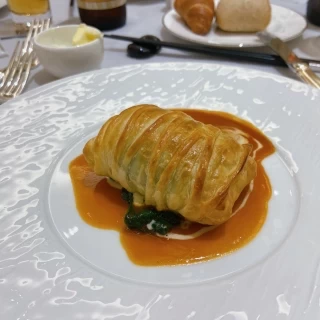 魚をパイで包んだ料理