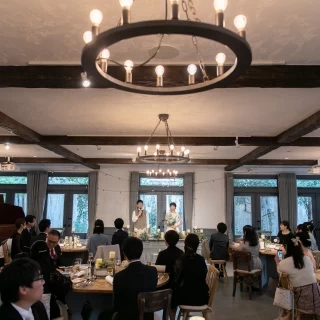 披露宴会場「mimosa」の雰囲気です。
