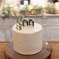 ケーキはシンプルで、当日撮影したチェキを装飾しました。