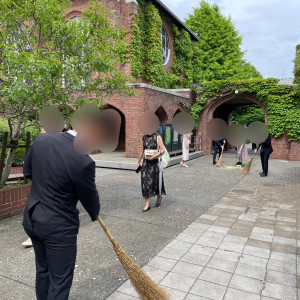 フラワーシャワー後は、ゲストによる掃除が必要|663163さんの立教大学チャペルの写真(1820280)