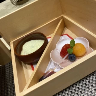 フルーツと抹茶のプリンに黒蜜を添えて。