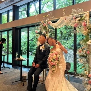 披露宴会場から見えるガーデ。
池かガーデン背景か選べます。