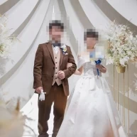 白い造りに白い花が飾られていました
