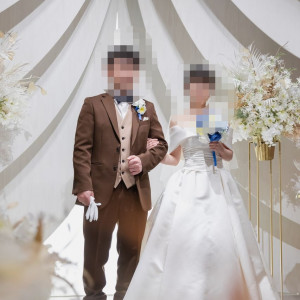 白い造りに白い花が飾られていました|663221さんの小さな結婚式 福岡店の写真(1815448)