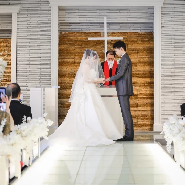 自分たちだけの結婚式を作れる会場」｜挙式会場は、天井を開けることが