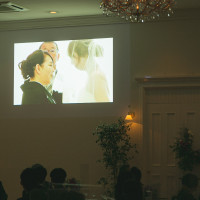 親族挙式映像を2部の披露宴入場前に上映。挙式からの入場を演出