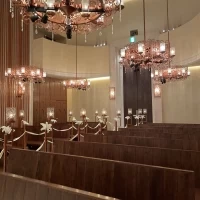 チャペル内です。シャンデリアが可愛いです。