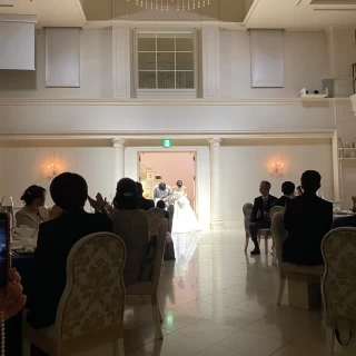 披露宴会場の天井が高く、シャンデリアもありゴージャス